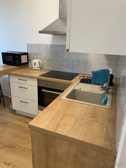 Prenajmem byt , Nový Ružinov 38 M2, balkón 4,5 M2 , parkovis