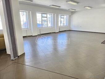 Priestor 126 m2 na prízemí - predajňa, ordinácia, kancelárie