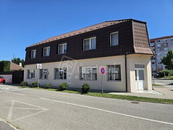 Priestor 126 m2 na prízemí - predajňa, ordinácia, kancelárie