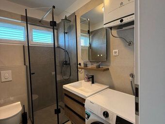 Typ: 3-izbový byt Ulica: Vir Obec: Vir
Moderný apartmán na p