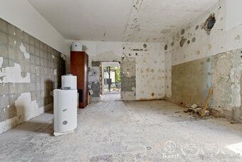 Ponúkame Vám na predaj veľký oplotený areál o celkovej rozlo