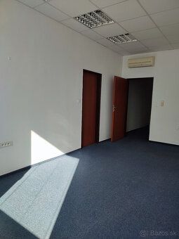 Kancelária:
- 3. poschodie (320+318) – 23,9m2. Priestor je z
