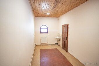 Ponúkam na prenájom miestnosť o výmere 22 m². Priestor je vh