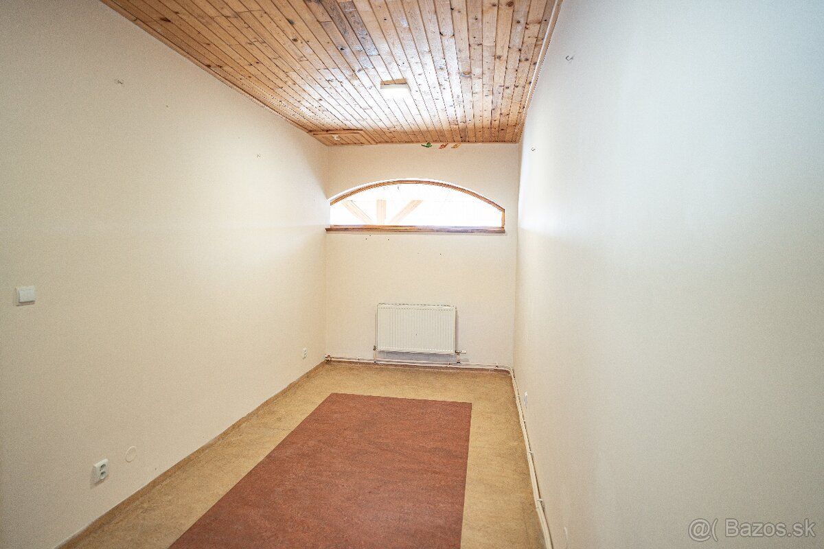 Ponúkam na prenájom miestnosť o výmere 22 m². Priestor je vh