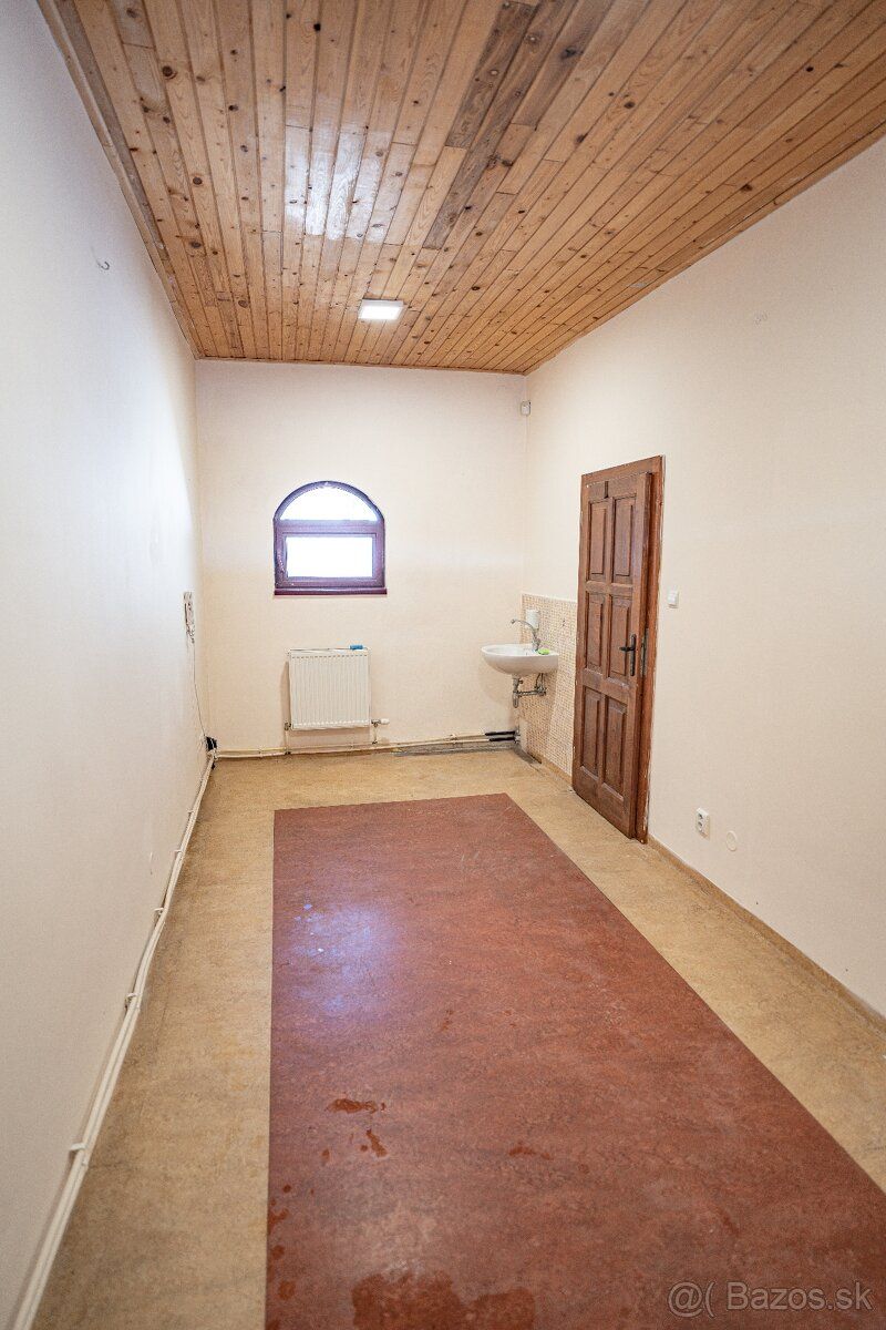 Ponúkam na prenájom miestnosť o výmere 22 m². Priestor je vh