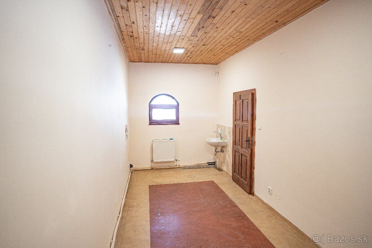 Ponúkam na prenájom miestnosť o výmere 22 m². Priestor je vh