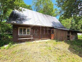 Ponúkame na predaj menší rodinný dom v Bodinej. Stojí na sln
