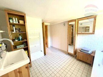 RE/MAX Joy ponúka na predaj priestranný 5-izbový rodinný dom