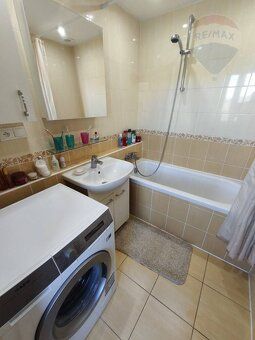 Ponúkam na predaj veľký, svetlý 3-izbový byt o výmere 84 m2,