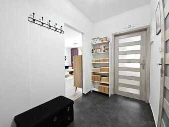 Predávaný byt sa nachádza v obľúbenej lokalite ROVEŇ v Ružom