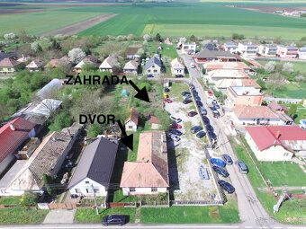 Dom sa nachádza na Hlavnej ulici v obci Čata. Obytný priesto