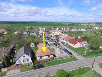 Dom sa nachádza na Hlavnej ulici v obci Čata. Obytný priesto