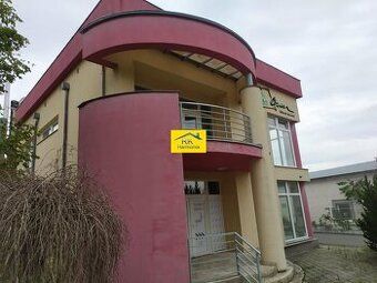 Dobrý deň, odstupim zabehnutú prevádzku v centre Hlohovca . 