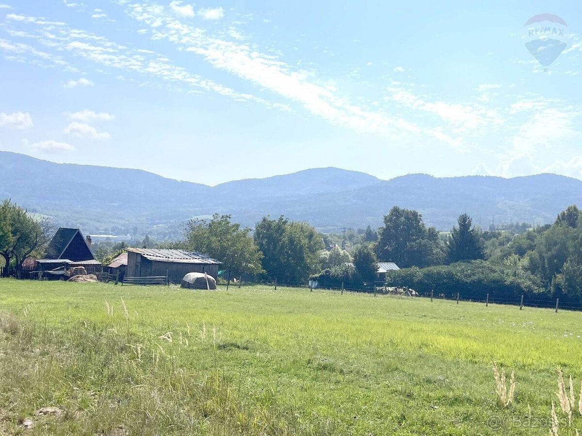 Ponúkame Vám na predaj rozľahlý, slnečný pozemok v tichej lo