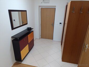 Ponúkam na prenájom priestranný a kompletne zariadený 2-izbo