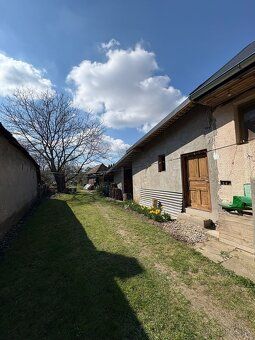 Predám tento dom s pekným rovným pozemkom s rozlohou 1143 m2