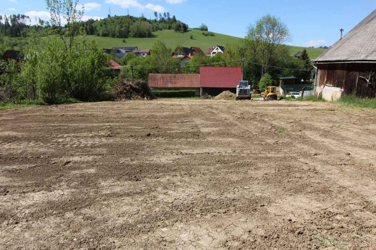 Ponúkame na predaj slnečný stavebný pozemok v krásnom a poko