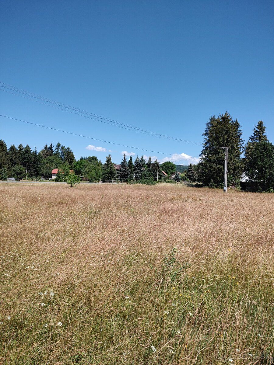 Ponúkam na predaj pozemok o výmere 861 m2. Pozemok sa nachád
