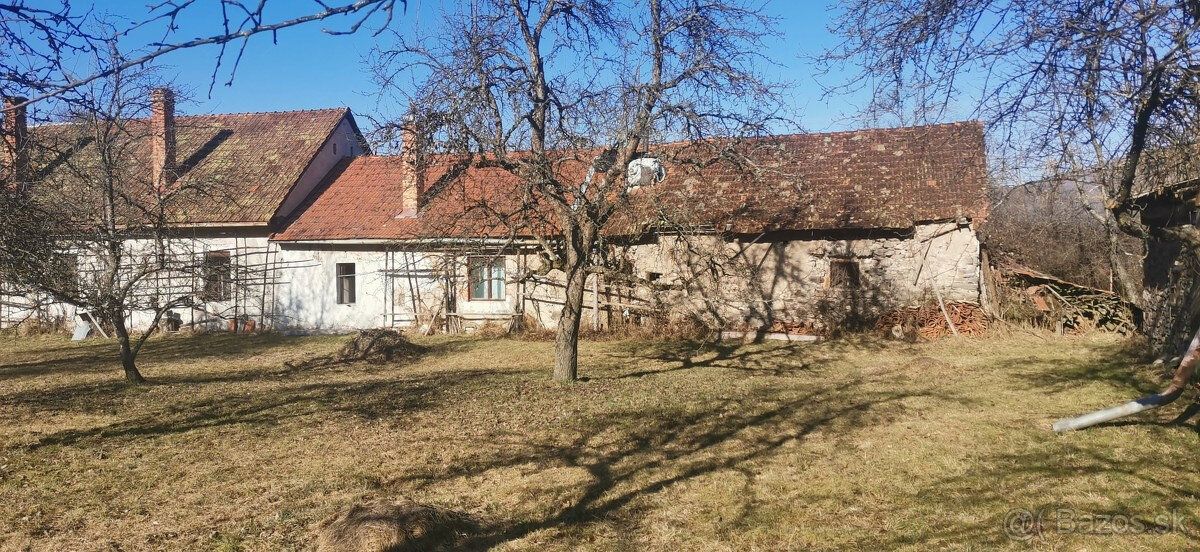 Ponúkame Vám na predaj dom v kľudnej časti Záhrb, Nová Baňa.