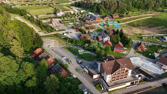 Exkluzívne vám ponúkame jedinečnú, kompletne zariadenú zrubo