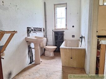 Rodinný dom je postavený na pozemku s rozlohou 2130m2. Pozem