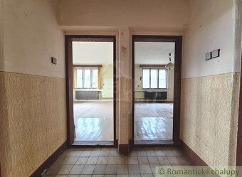 Rodinný dom je postavený na pozemku s rozlohou 2130m2. Pozem