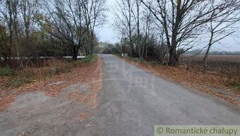 Rovinatý pozemok pravidelného tvaru na predaj, neďaleko riek