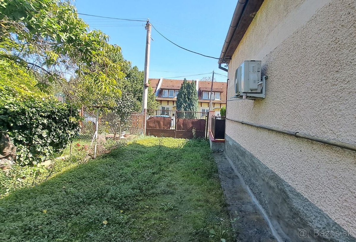 Predám oplotený slnečný rovinatý stavebný pozemok v tichej l
