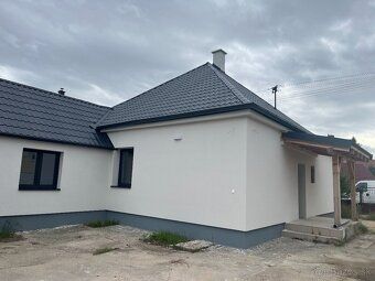 NA PREDAJ KOMPLETNE ZREKONŠTRUOVANÝ RODINNÝ DOM S VEĽKÝM POZ