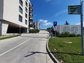 Ponúkam na prenájom vonkajšie parkovacie miesto v rezidencii