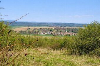 Ponúkame na predaj rozľahlý pozemok o výmere 3 815 m² nachád