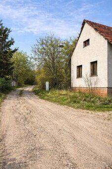 Ponúkame na predaj rozľahlý pozemok o výmere 3 815 m² nachád