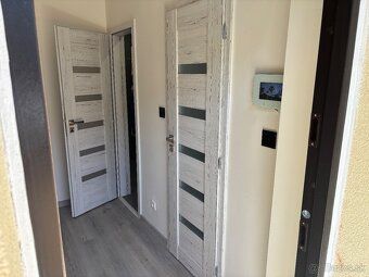 PONUKAM NA PRENAJOM V CENTRE MESTA ZVOLEN 1,5 IZBOVY BYT 50m