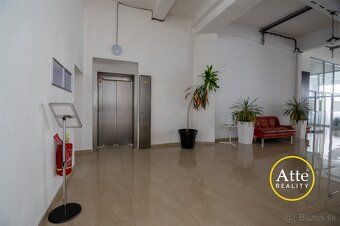 Ponúkam na prenájom kanceláriu s rozlohou 23 m2 v administra