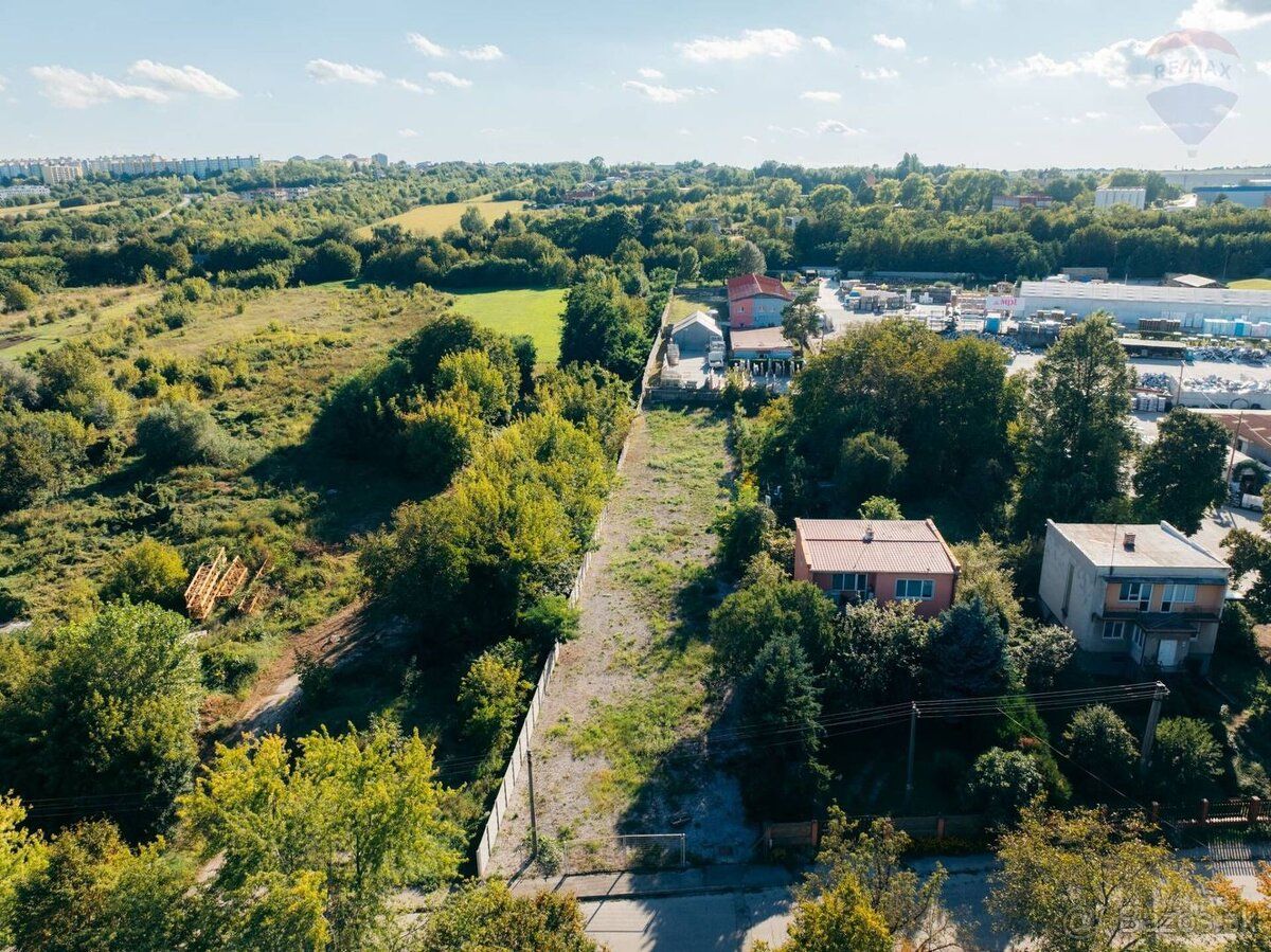 Realitná kancelária RE/MAX ponúka na prenájom úzky dlhý poze