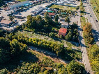 Realitná kancelária RE/MAX ponúka na prenájom úzky dlhý poze