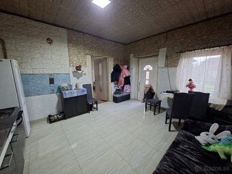 Priestranný, čiastočne zrekonštruovaný 3-izbový rodinný dom 