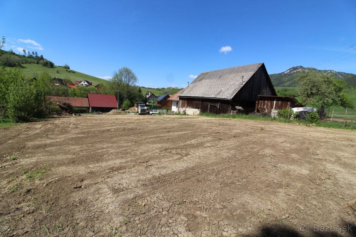 Ponúkame na predaj slnečný stavebný pozemok v krásnom a poko