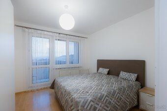 Byt má ideálne dispozičné riešenie – ponúka priestrannú obýv