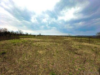Ponúkame vám na predaj stavebný pozemok v obci Jasová, 17 km