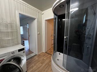 PREDAJ: Celoročne obývateľná moderná chatka (30 m2) s pozemk