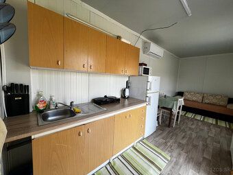 PREDAJ: Celoročne obývateľná moderná chatka (30 m2) s pozemk