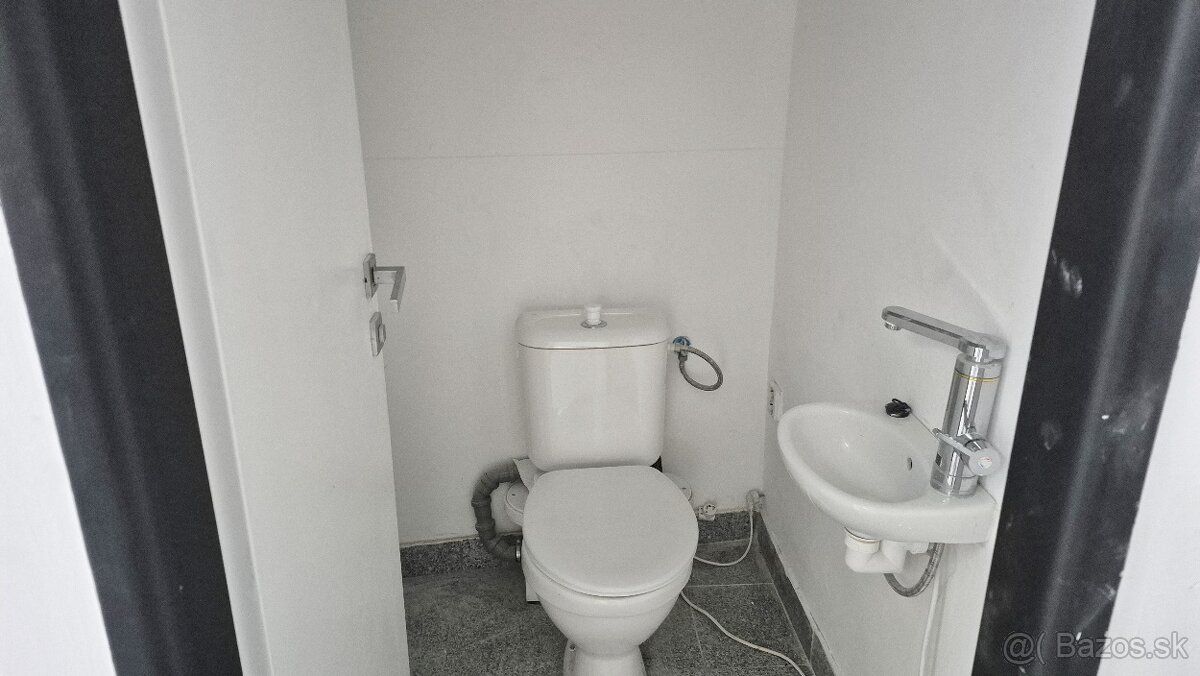 ID 3179 Prenájom: obchodný / prevádzkový priestor, centrum P