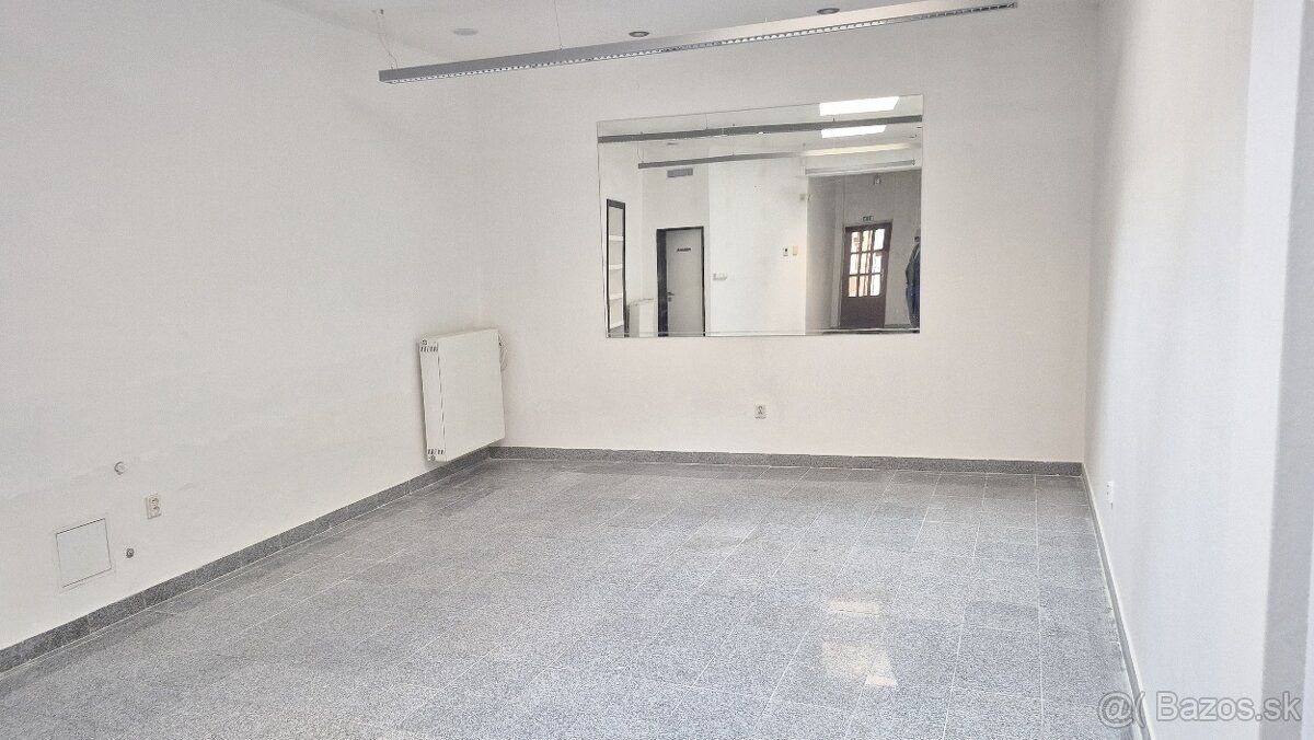 ID 3179 Prenájom: obchodný / prevádzkový priestor, centrum P