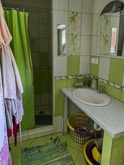 Tento jedinečný, zrekonštruovaný rodinný dom v malebnej obci