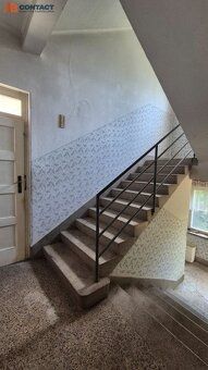 Pôvodný rožný rodinný dom v obci Banka. Nachádza na rohu ulí