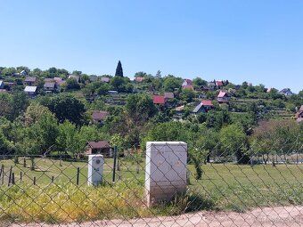 Ponúkam na predaj šikovný pozemok o rozlohe 1239 m2 vo vinoh