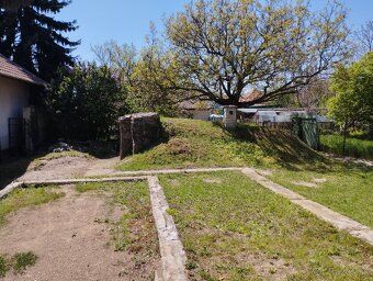 Dom sa nachádza na Svätoplukovej ulici na pozemku s rozlohou