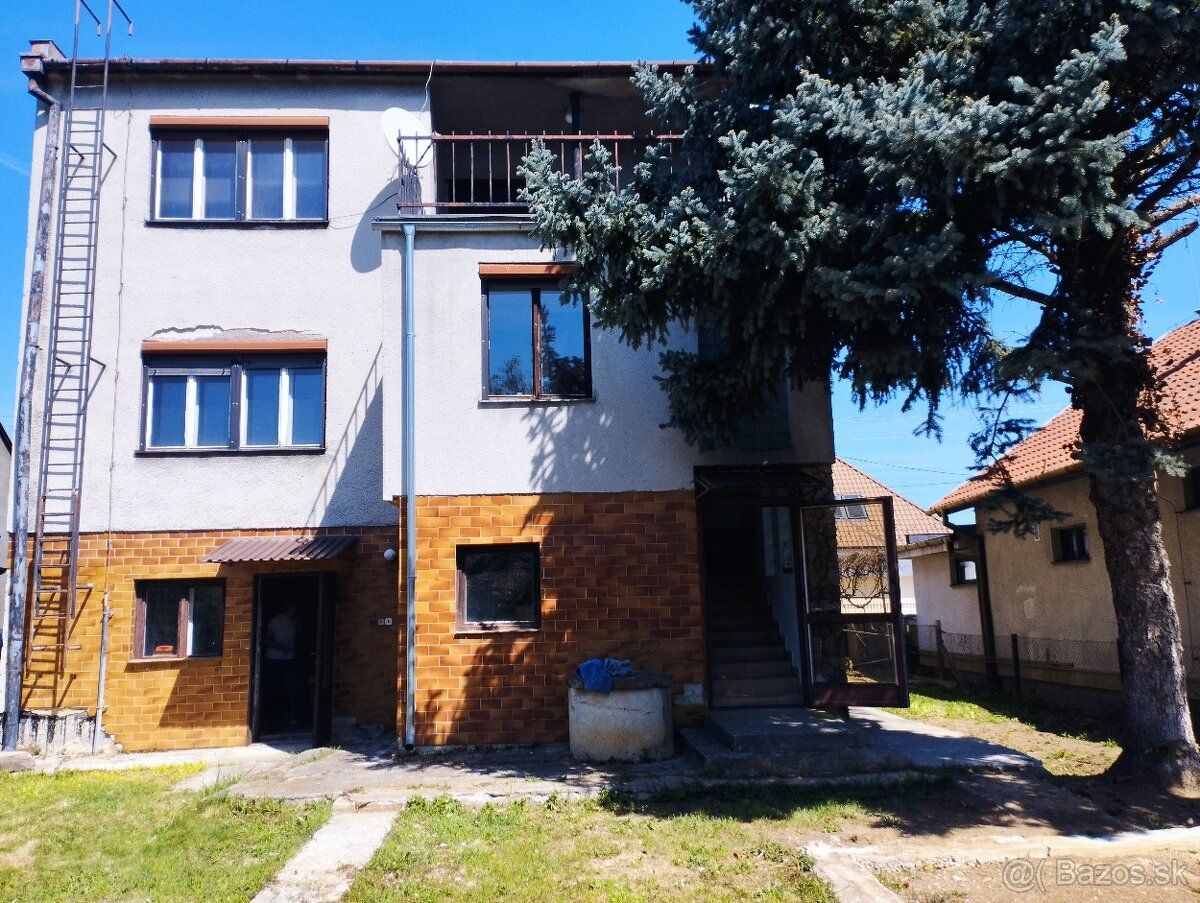 Dom sa nachádza na Svätoplukovej ulici na pozemku s rozlohou