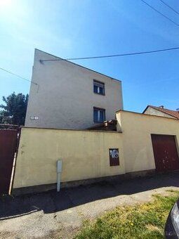 Dom sa nachádza na Svätoplukovej ulici na pozemku s rozlohou